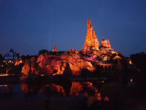 Die Holzachterbahn im Disneyland Paris ist auf einer Insel in einem See