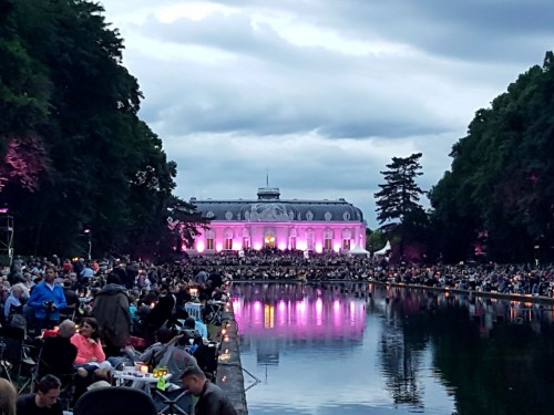 Schloss Benrath hell erleuchtet beim Lichterfest 