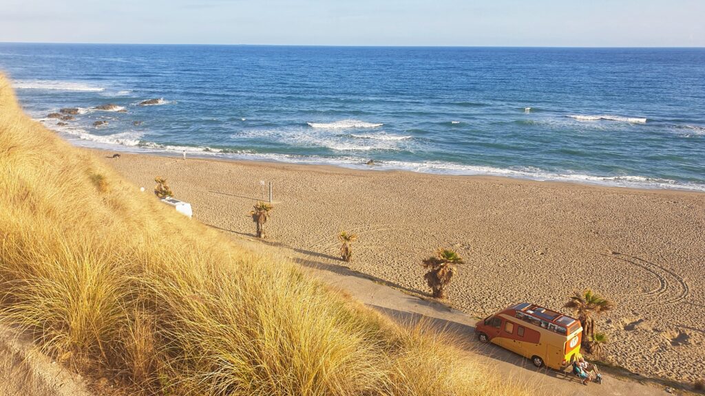 Campervans an der Küste Andalusiens beim Wildcamping