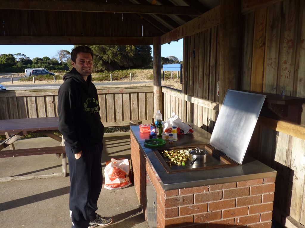 Abendessen am öffentlichen BBA im Narawntapu Nationalpark in Tasmaniens Norden - Tasmanien-Sehenswürdigkeiten auf deiner Tasmanien-Rundreise