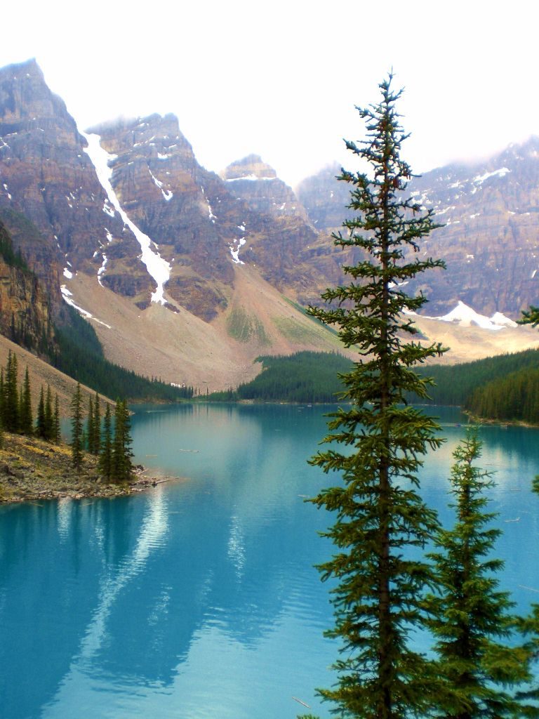 Der Moraine Lake in Kanadas Westen ist ein Muss auf jeder Reiseroute