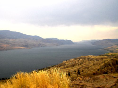 Neblige Aussicht in Kamloops. In der Stadt ist es nicht nur sehr heiß, sondern es gibt auch Waldbrände in der Nähe