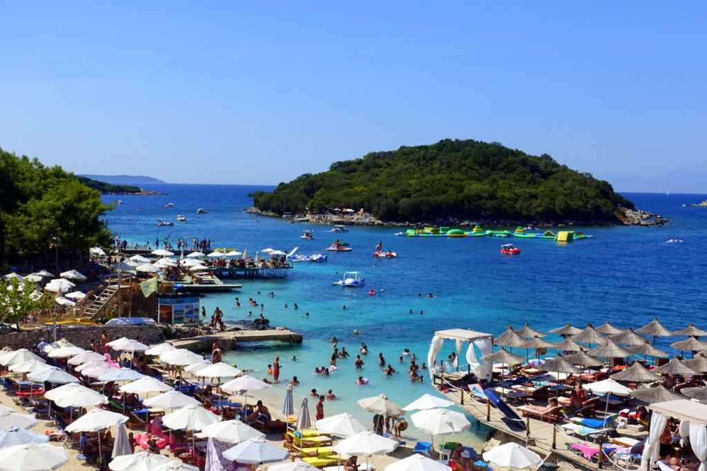 Sehenswürdigkeiten in Albanien: der Strand von Ksamil- Backpacking in Albanien