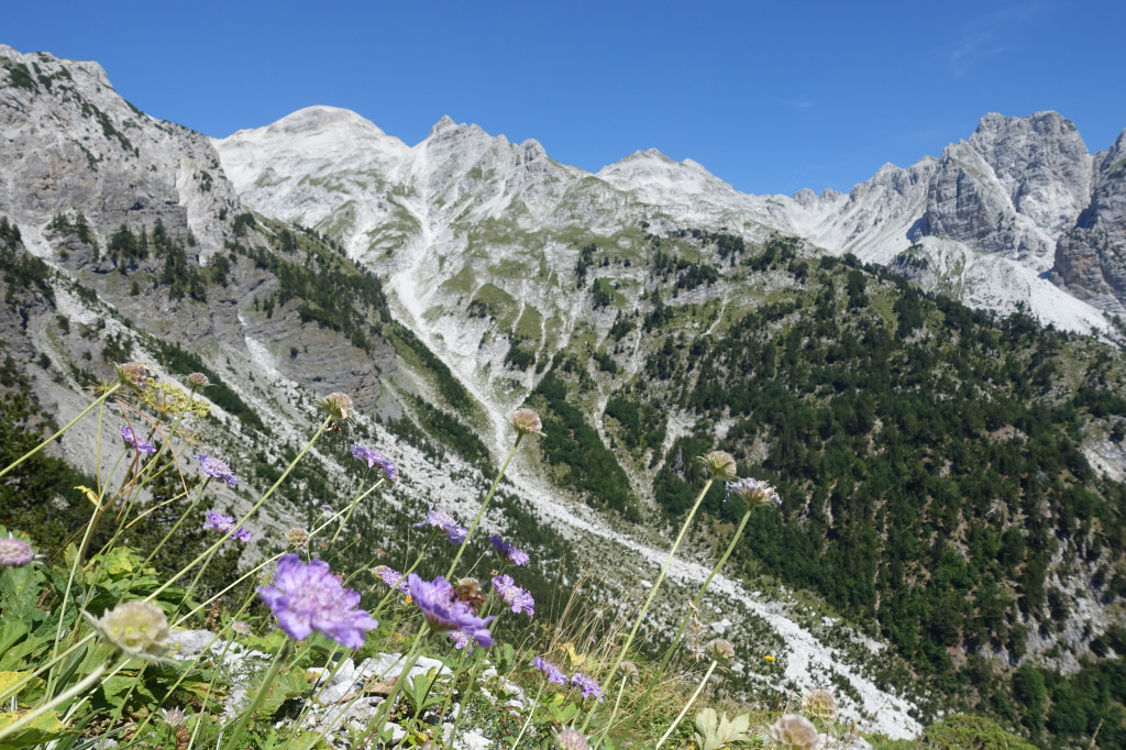 Backpacking in Albanien – Berglandschaft im Theth Nationalpark ist eine Sehenswürdigkeit auf deiner Reise