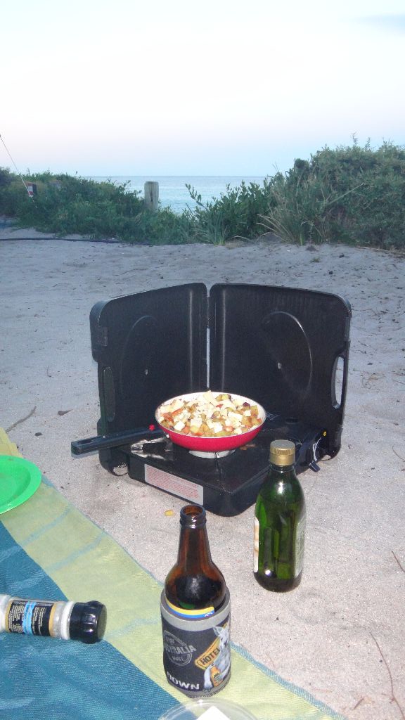 Backpacking in Tasmanien: Gaskocher mit Pfanne am Strand von Tasmanien. Hier kochen wir gerade am Bay of Fires 