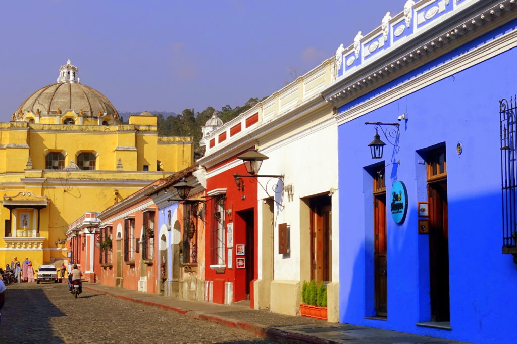 Backpacking in Guatemala - Guatemala Reiseroute - Bunte Häuser in der Altstadt von Antigua