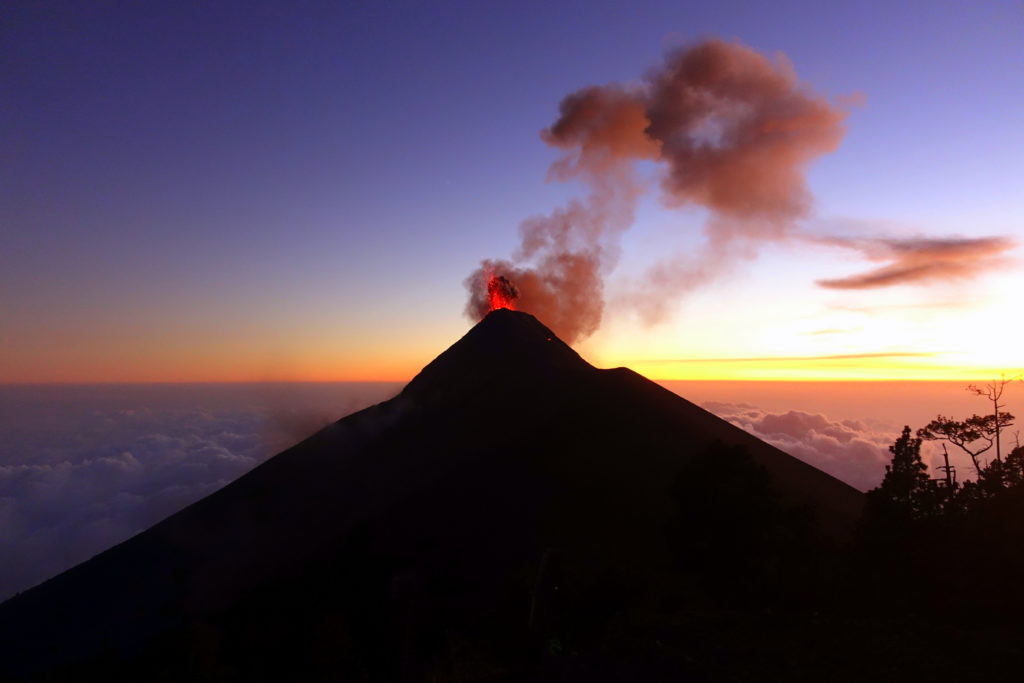 Backpacking in Guatemala - Guatemala Reiseroute & Sehenswürdigkeiten - Vukan Fuego Ausbruch - Lava