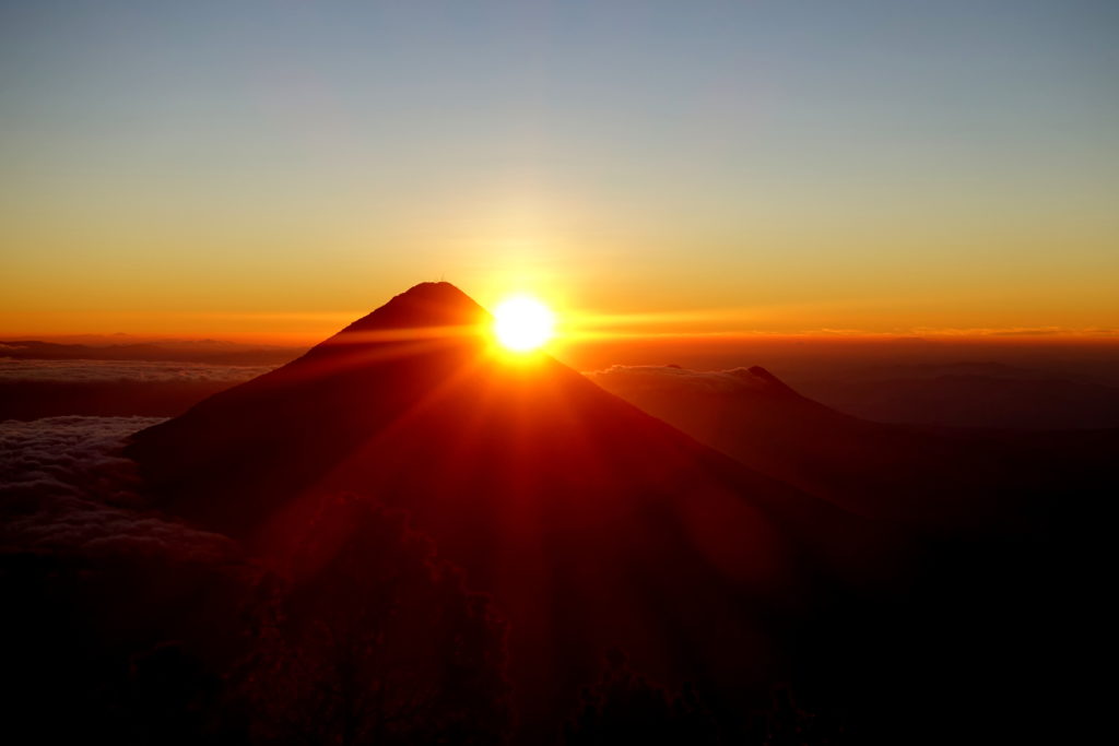 Backpacking in Guatemala - Guatemala Reiseroute & Sehenswürdigkeiten - Sonnenaufgang hinter dem Vulkan Agua - zu sehen vom Acatenango Base Camp