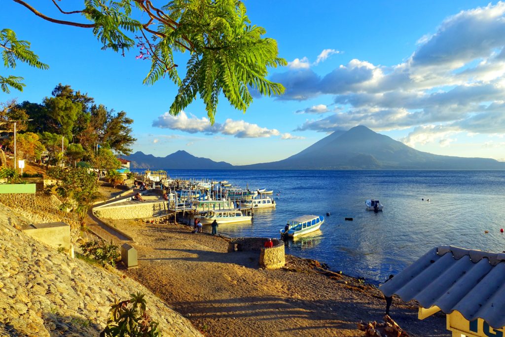 Guatemala-Reiseroute & Sehenswürdigkeiten - Blick auf den Lago Atitlán von Panajachel