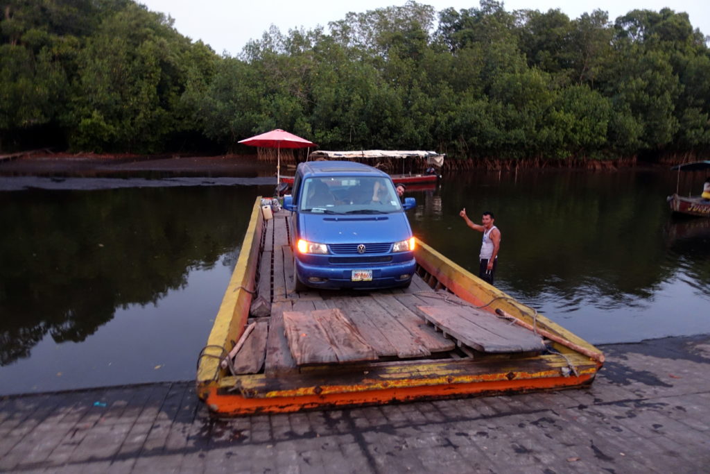 Vanlife in Zentralamerika - Fähre in Guatemala mit dem Bulli