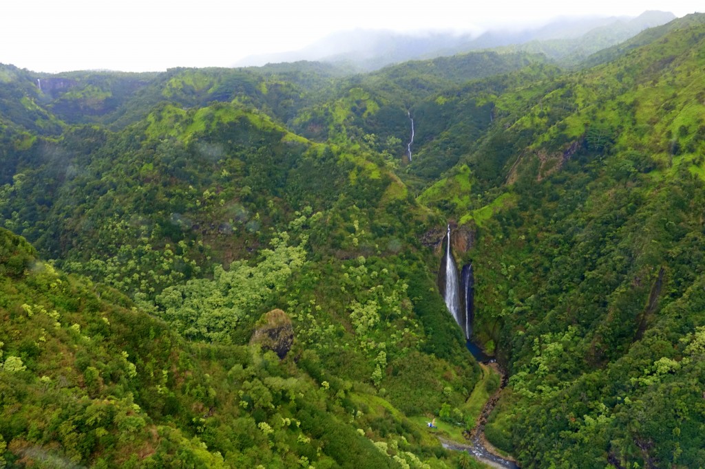 Sehenswürdigkeiten auf Kauai: Jurassic Falls bei unserem Helikopter-Rundflug