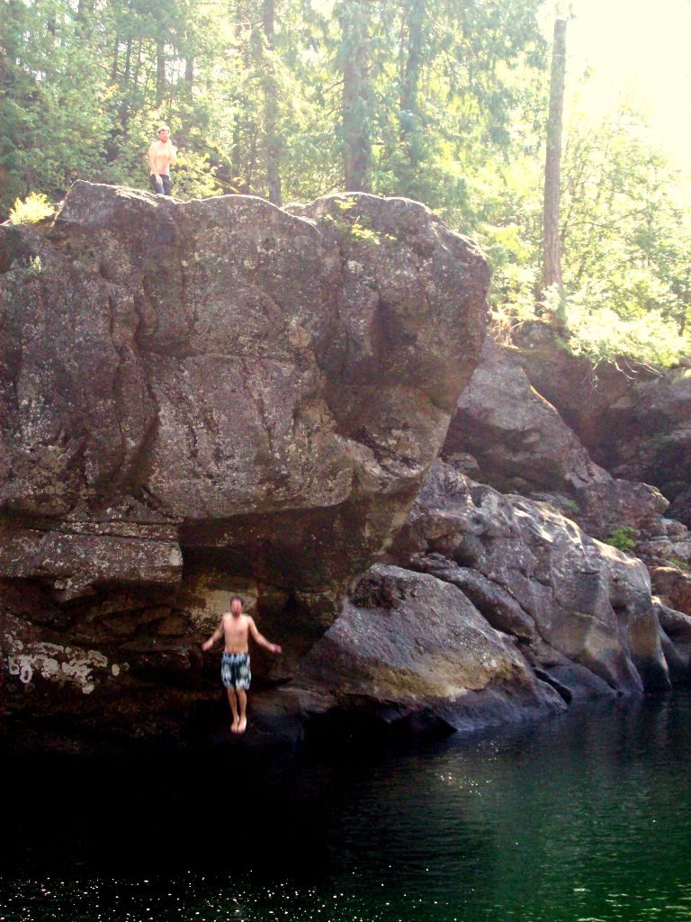 Sprung in den Nanaimo River auf Vancouver Island