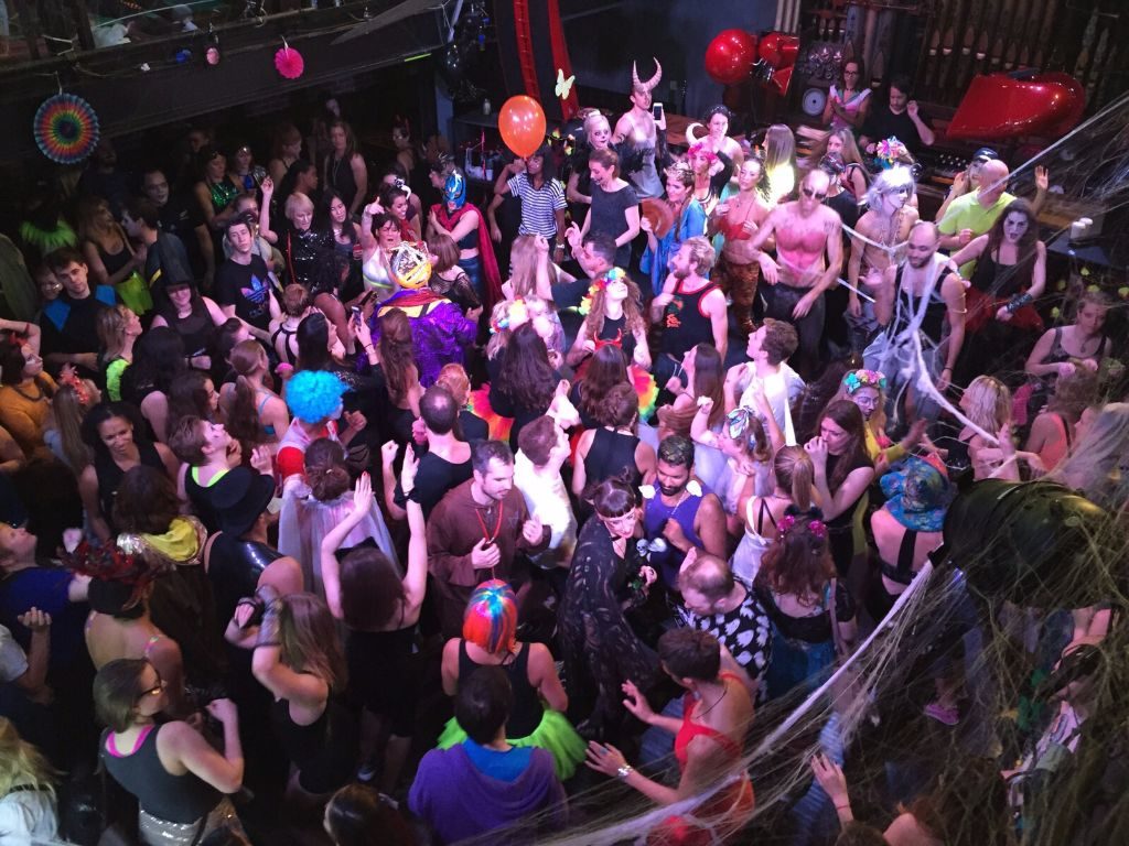 Feiern in London bei der Morninggloryville Party