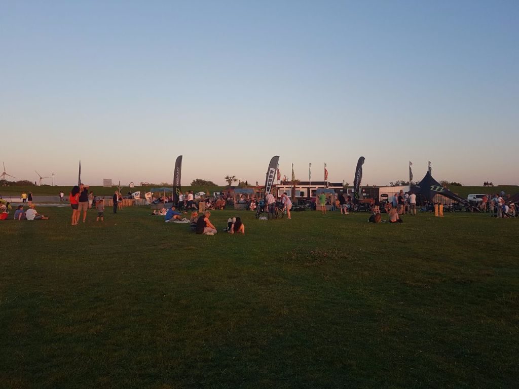 Blick auf die Strandbar der Surfschule Windloop