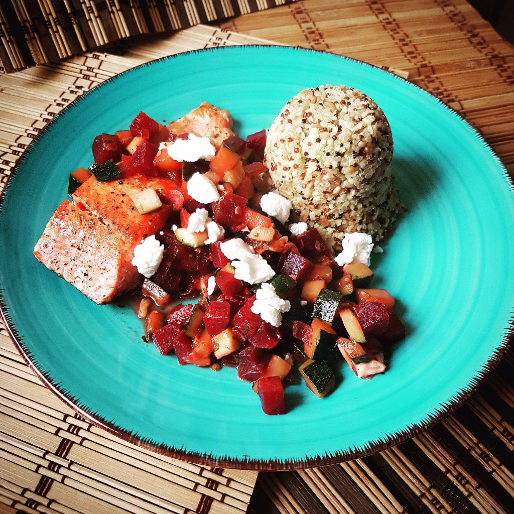 Leckeres Essen mit Quinoa Lachs und Gemüse von "World in a Bowl"-Chefkoch Peter