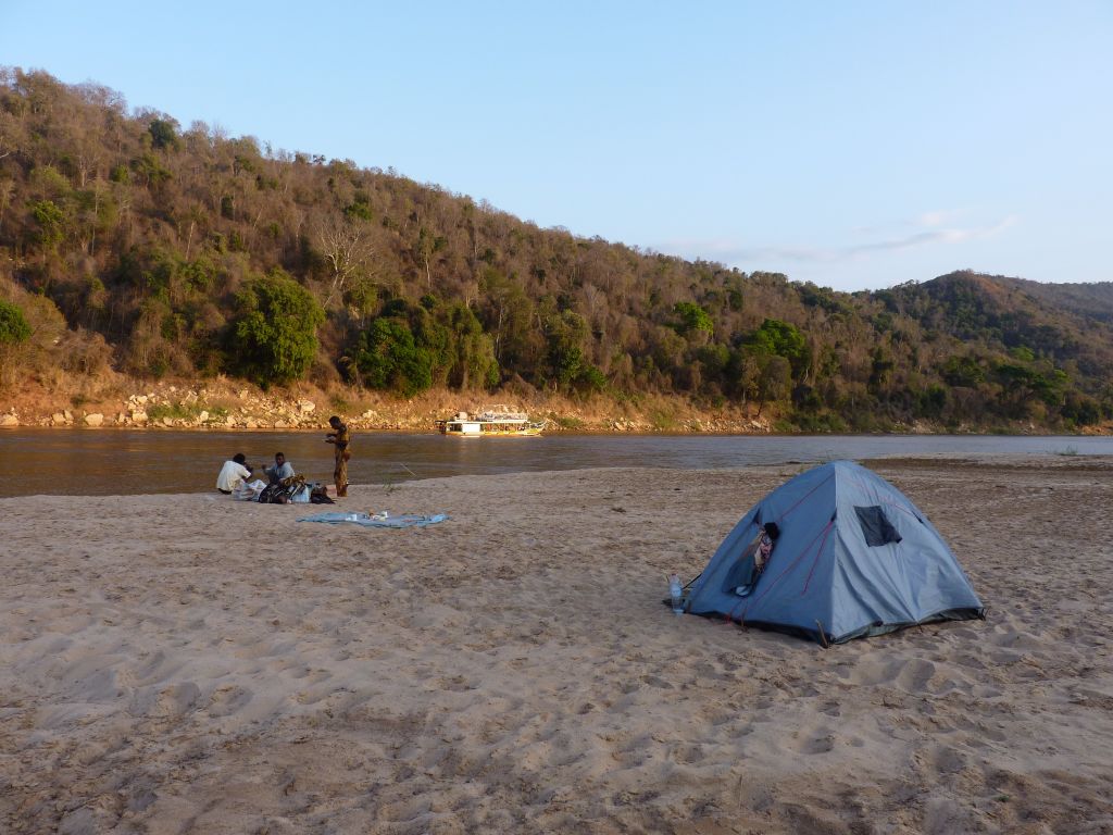 Backpacking Madagaskar: Camping am Flussufer