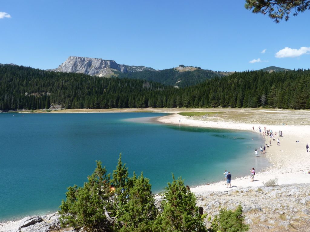 Sehenswürdigkeit in Montenegro: Der Black Lake im Durmitor Nationalpark ist eine der Sehenswürdigkeiten in Montenegro