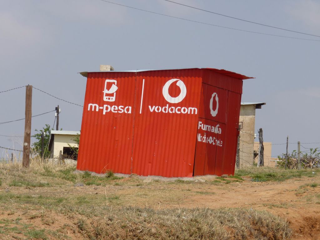 Rote Wellblech-Hütte mit Vodacom-Logo in Lesotho sieht man überall auf seiner Lesotho-Reise