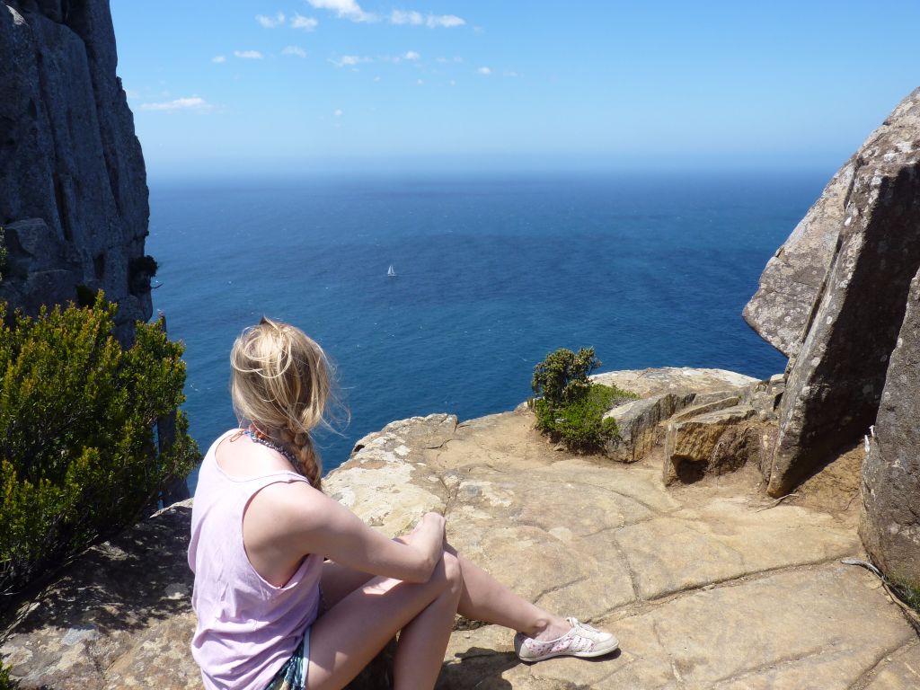 Wunderschöner Ausblick auf die Bucht am Tasman Peninsula - Tasmanien-Sehenswürdigkeiten auf deiner Tasmanien-Rundreise