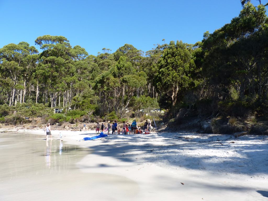 Strand mit türkisfarbenem Wasser wie in der Karibik am Fortescue Bay am Tasman Peninsula - Eine Sehenswürdigkeit für Backpacker auf jeder Tasmanien-Rundreise