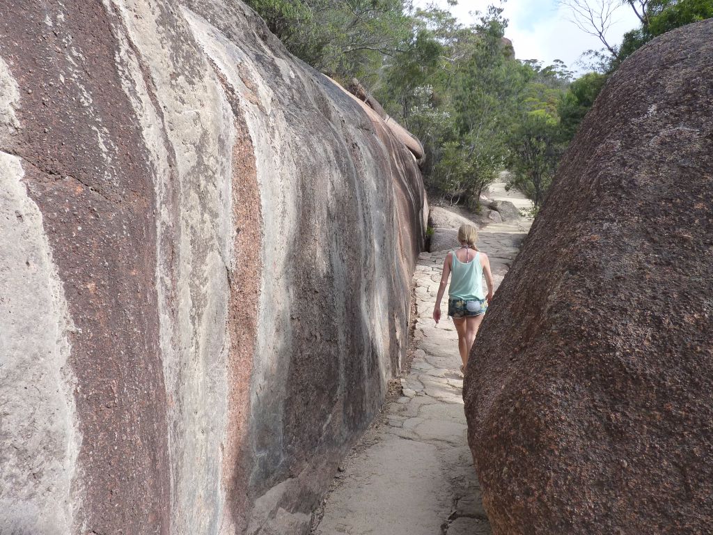 Riesige Felsen am Wineglass Bay - super Wanderung auf deiner Tasmanien-Rundreise