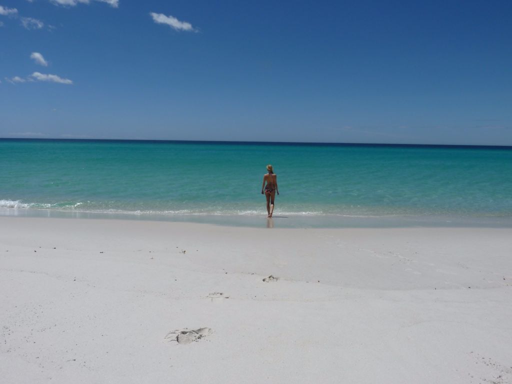 Weißer Sandstrand und türkisfarbenes Meer am Bay of Fires in Tasmanien  - Tasmanien-Sehenswürdigkeiten auf deiner Tasmanien-Rundreise