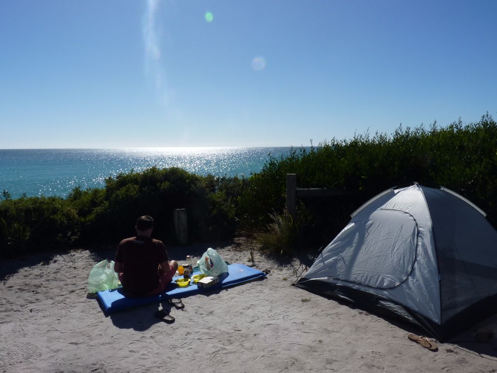 Backpacking in Tasmanien: Frühstück mit Blick auf das Meer auf unserem kostenlosen Campingplatz am Bay of FIres an der Tasmanien-Ostküste.